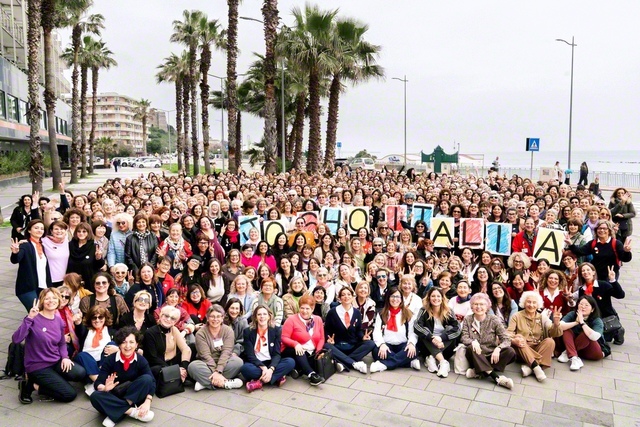 イタリア婦人部の研修会参加者が笑顔を輝かせ、記念のカメラに（サレルノ市内で）