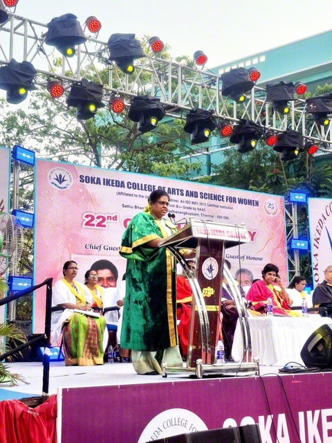 記念講演で卒業生にエールを送るマドラス大学のリタ・ジョン博士