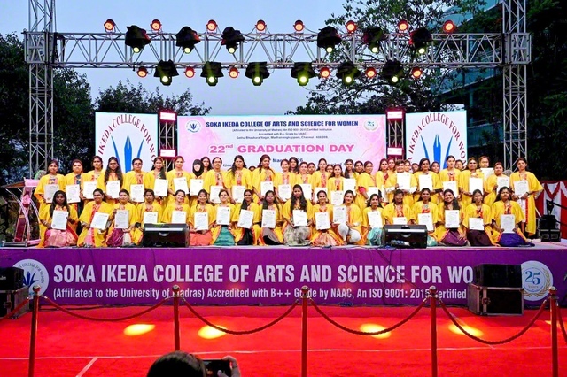 修士課程の修了者が、門出の喜びにあふれて