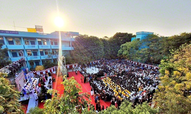 インド・創価池田女子大学の卒業式。タミル語の伝統的な歌で幕を開けた（3月23日、インド・チェンナイ郊外の創価池田女子大学で）