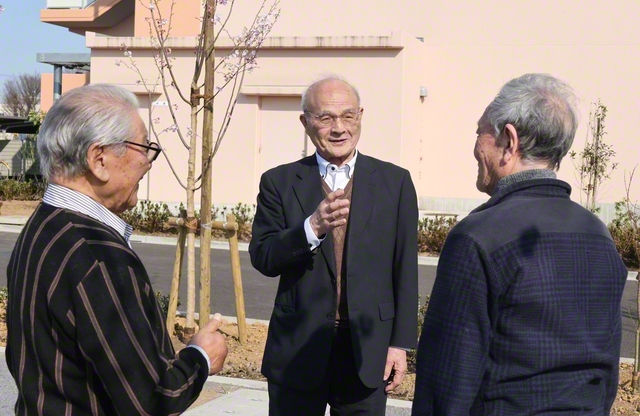 「生涯青春の心で共に広布に生き抜きましょう！」――地区の同志に温かく励ましを送る大澤さん㊥