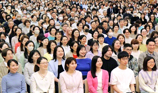 固き団結で進む渋谷の友。松風合唱団と雪国合唱団の歌声が総会を彩った（金舞会館で）