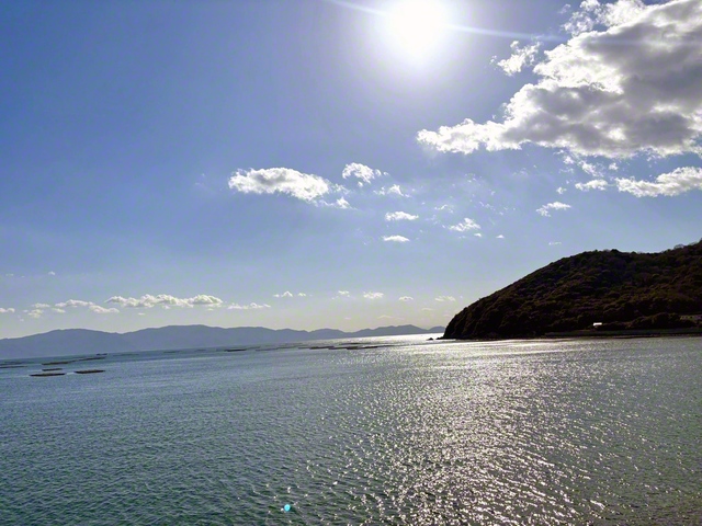 やわらかな日差しが、海に注ぐ