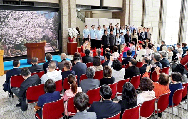 周桜観桜会で創大ヴォーカルグループ、中国研究会の代表が日本語と中国語で「桜花縁」を合唱（創大中央教育棟で）