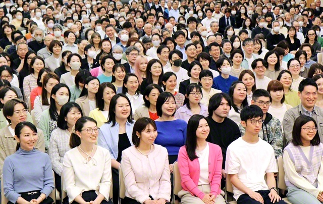 固き団結で進む渋谷の友。松風合唱団と雪国合唱団の歌声が総会を彩った（金舞会館で）