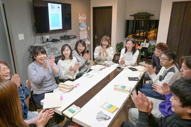 今年3月から本部での開催となったオランダ塾。佐世保常勝圏広田本部の友が和やかな雰囲気で『新・人間革命』を学ぶ。オランダ塾が発足した当初から塾長を務める磯木由美子さん（支部女性部長、右から6人目）が皆に温かい励ましを送る。師弟の精神を学び深める中で、それぞれが広布のリーダーへと成長している