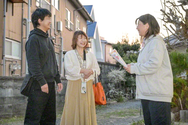 磯木さん㊥とメンバーの大石友也さん㊧が、新しく加わったヤング白ゆり世代の吉田昌美さんの元へ