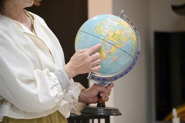 「伸一が訪れた国はどこにあるかな？」――地球儀を使って皆に伝える