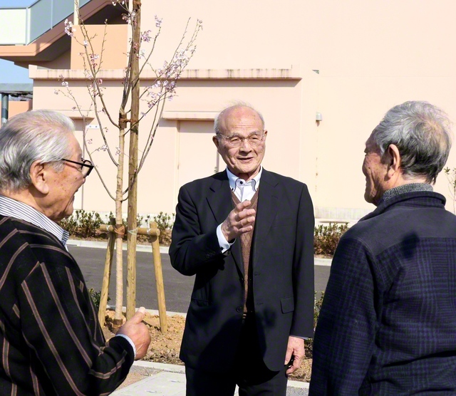 「生涯青春の心で共に広布に生き抜きましょう！」――地区の同志に温かく励ましを送る大澤さん㊥