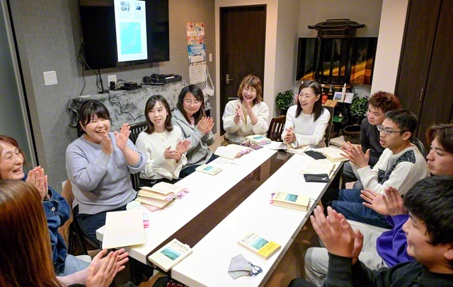 今年3月から本部での開催となったオランダ塾。佐世保常勝圏広田本部の友が和やかな雰囲気で『新・人間革命』を学ぶ。オランダ塾が発足した当初から塾長を務める磯木由美子さん（支部女性部長、右から6人目）が皆に温かい励ましを送る。師弟の精神を学び深める中で、それぞれが広布のリーダーへと成長している