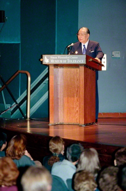 1996年6月、「牧口常三郎――人道と正義の生涯」と題し、ロサンゼルスのサイモン・ウィーゼンタール・センターで講演する池田先生。人間を冒瀆し、生命を踏みにじる大悪に対する「大善の怒り」は、社会を変革し、人道と平和を開く力になると強調。権力と真正面から戦って微動だにしなかった牧口先生の言葉は「時代を超えて、人々の良心を揺さぶり、覚醒していくことでありましょう」と訴えた