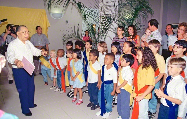 1996年6月23日、フロリダ自然文化センターで、子どもたちに励ましを送る池田先生