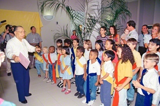 1996年6月23日、フロリダ自然文化センターで、子どもたちに励ましを送る池田先生