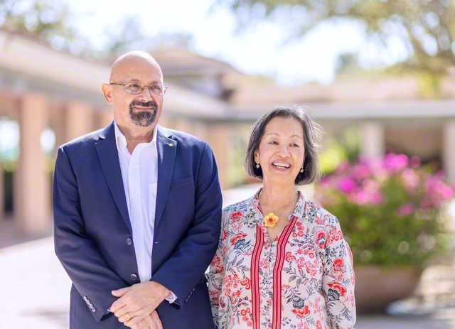 ジョセフ・デ・メロさん㊧と、エイヤン・パーク・デ・メロさん