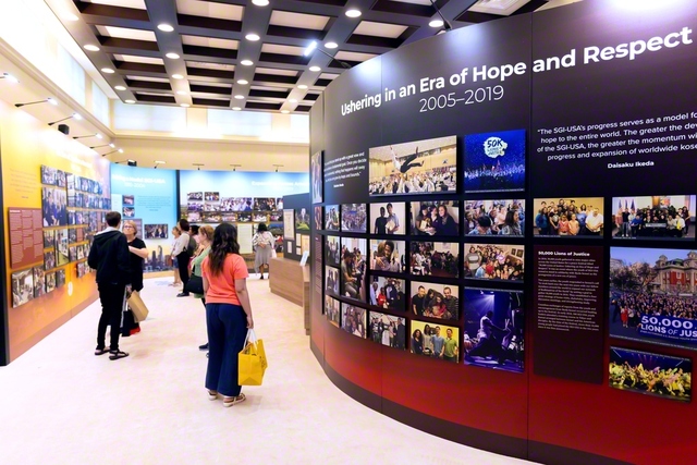 イケダホールでは現在、池田先生の1960年の初訪米から始まるアメリカ広布60年の歩みが、当時の写真とともに展示されている