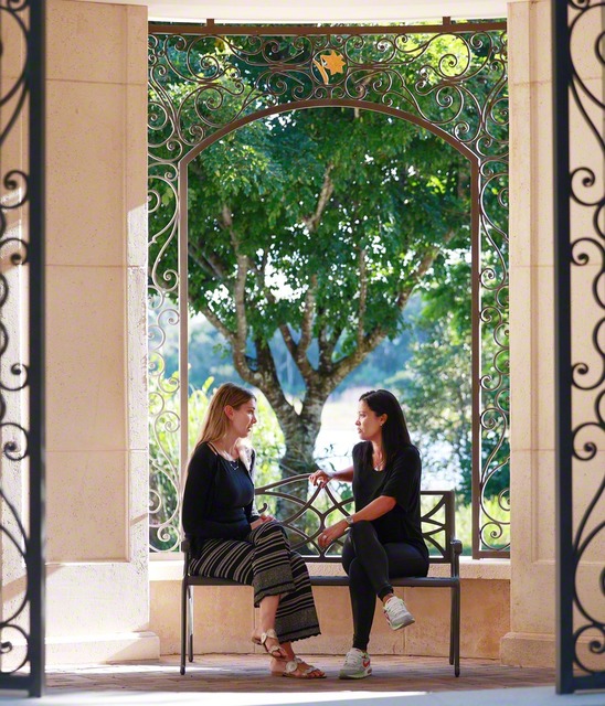 ピース・ガーデンで語り合う友