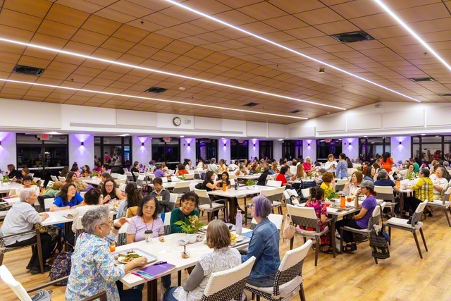 センターの食堂でも、メンバーの語らいは尽きない