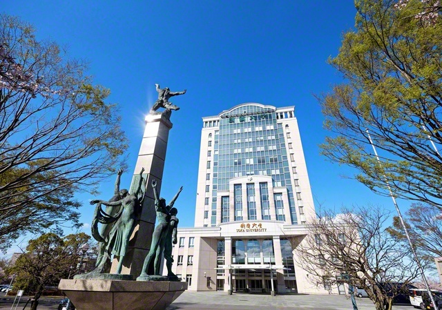 創価大学本部棟の正面に立つ「学光の塔」