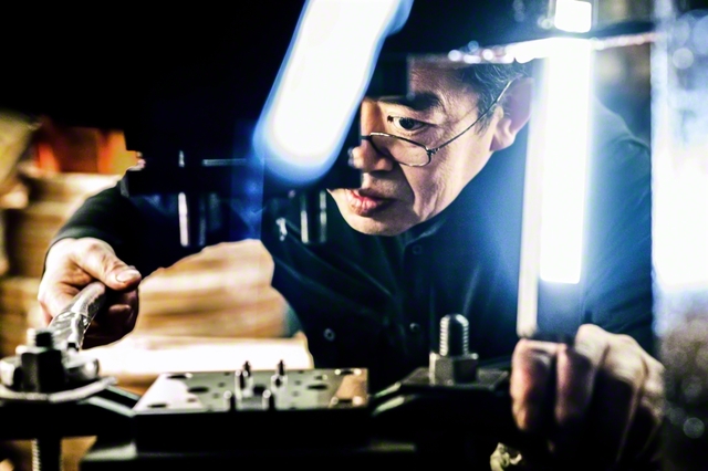 ひたすら真面目に40年。積み上げてきた時間と技術が、三浦さんの視線を一点へと導き、射抜く