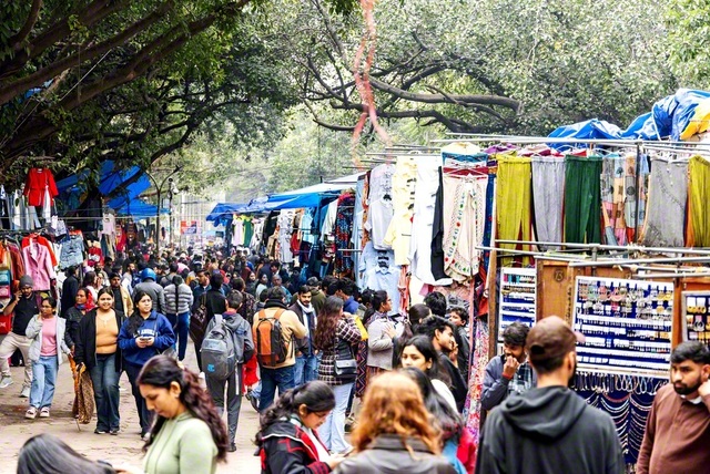 インド・デリーにあるジャンパトマーケット。衣料品や家庭用品、土産物が並び、買い物客でにぎわう