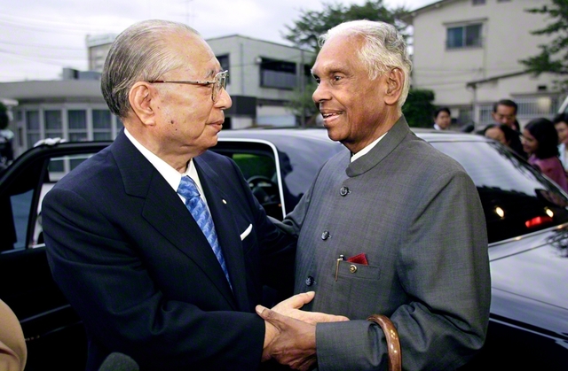 インドのナラヤナン元大統領と池田先生が会見（2004年10月23日、聖教新聞本社〈当時〉で）