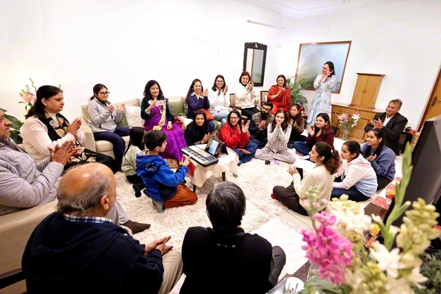 笑顔あふれるサリタ・ビハール・ポケットK地区の座談会。未来っ子による楽器演奏に、大きな拍手が送られた