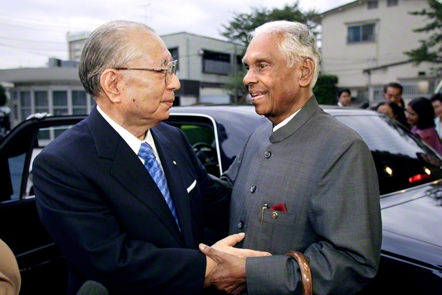 インドのナラヤナン元大統領と池田先生が会見（2004年10月23日、聖教新聞本社〈当時〉で）