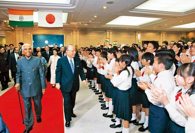 聖教新聞本社（当時）で会見を終えた、池田先生とナラヤナン元大統領がロビーへ（2004年10月23日）