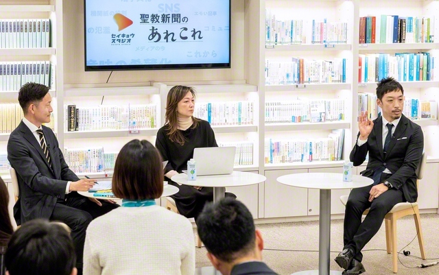 対談する西田教授㊨と、安藤氏㊥（世界聖教会館で）