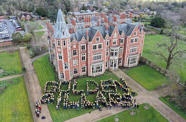 総会に参加したイギリス壮年部が「GOLDEN　PILLARS（黄金柱）」の人文字を鮮やかに（3月14日、タプロー・コート総合文化センターで）