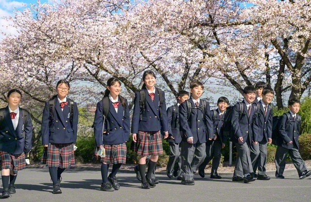 真理を求め、価値を創造する、英知と情熱の人に――うららかな春光に包まれ、同期生と成長の日々を約し合った関西中54期生