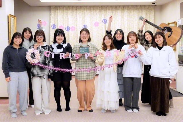 池田華陽会の仲間と（左から5人目が根岸さん）