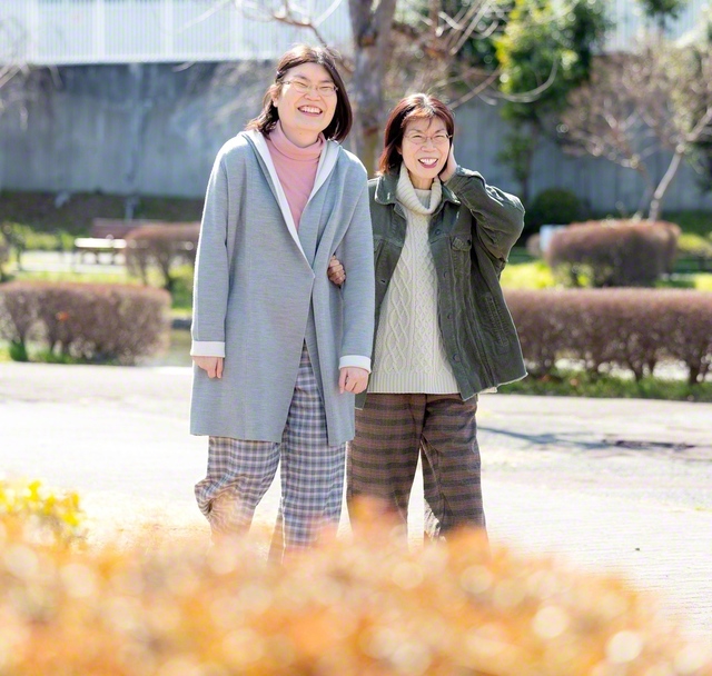 「親孝行したいけど、つい甘えちゃう」と根岸さん㊧。母・久巳世さんと笑顔で歩く