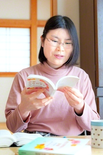 「難しいけど、楽しい」と声に出して御文を読む根岸さん。母が贈ってくれた御書を、大切に使っている