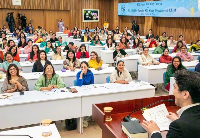 広布誓願と笑顔輝くインドの教学研修会。「皆地涌の菩薩の出現にあらずんば唱えがたき題目なり」（新1791・全1360）との大確信を胸に（2024年3月、インド創価学会本部で）