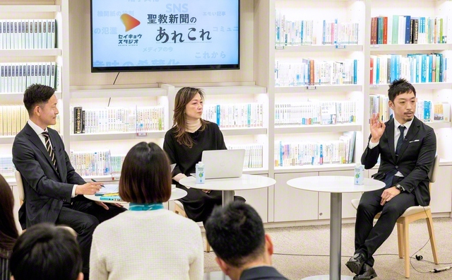 対談する西田教授㊨と、安藤氏㊥（世界聖教会館で）