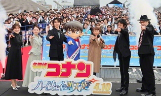 「真実はいつも一つ！」の掛け声で“決めポーズ”をとる日髙のり子、畑芽育、横浜流星、江戸川コナン、高山みなみ、小山力也、大塚明夫（左から）