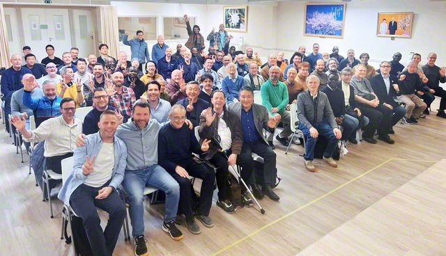 信心の歓喜の渦を起こしゆくことを約し合ったベルギー壮年部の大会（同月22日、ベルギー文化会館で）