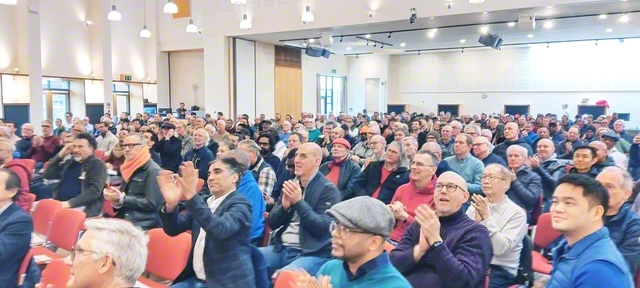 イギリス壮年部の総会。詩の朗読や、合唱などが会合に花を添えた（同月15日）