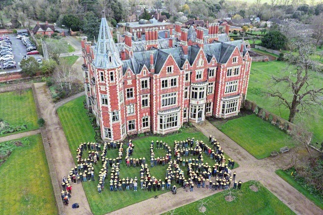 総会に参加したイギリス壮年部が「GOLDEN　PILLARS（黄金柱）」の人文字を鮮やかに（3月14日、タプロー・コート総合文化センターで）