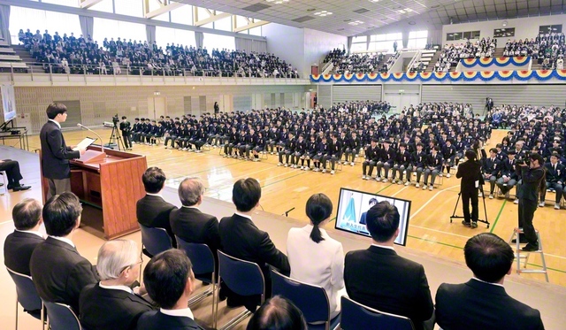 東京・創価高校59期生の入学式。世界に羽ばたく使命を胸に、百折不撓の負けじ魂で勝利の青春を誓い合った（創価学園・池田中央体育館で）