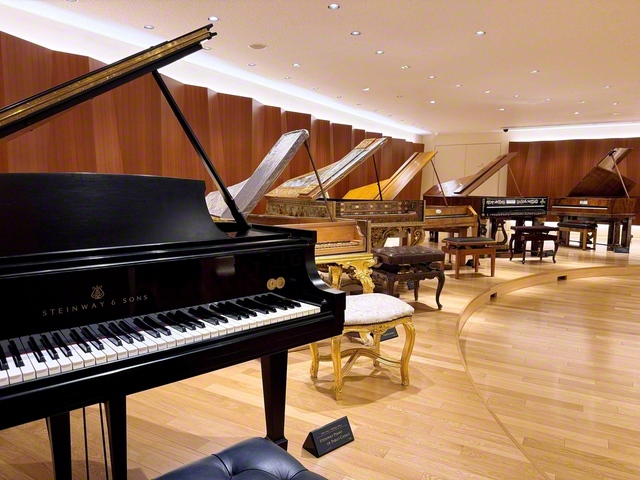 “カザルス・ピアノ”（左端）をはじめ、時代を象徴する逸品が並ぶ民音音楽博物館の「古典ピアノ室」。1日に数回、実演が行われている