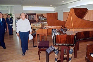 民音創立者の池田先生が、開館直後の民音文化センターを初訪問。「古典ピアノ室」などを視察（1997年9月）