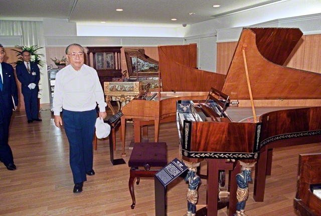 民音創立者の池田先生が、開館直後の民音文化センターを初訪問。「古典ピアノ室」などを視察（1997年9月）