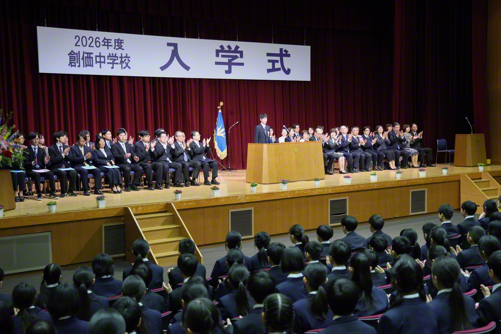 東京・創価中学校の入学式