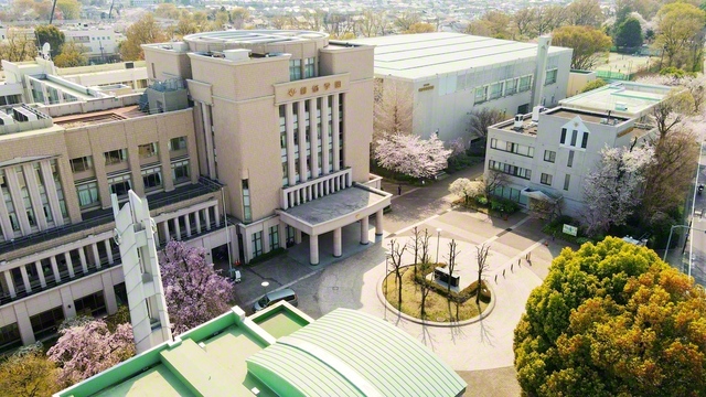 富士を望む武蔵野の大地に立つ、東京・創価学園。学園生には創立の精神を胸に、“平和を担う世界市民に”との決意が力強く光る