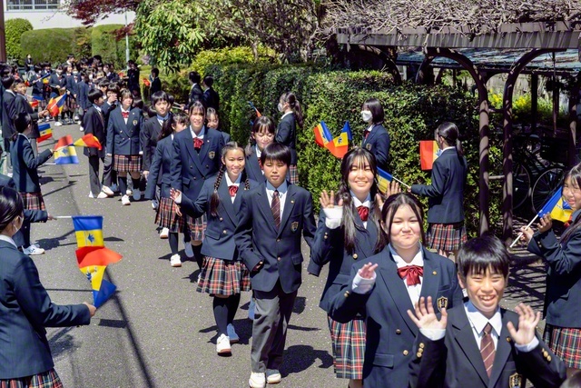 在校生による真心の歓迎や新たな友との出会いに心を躍らせる東京中の1年生（59期）。少し大きめの制服姿がまぶしく映る