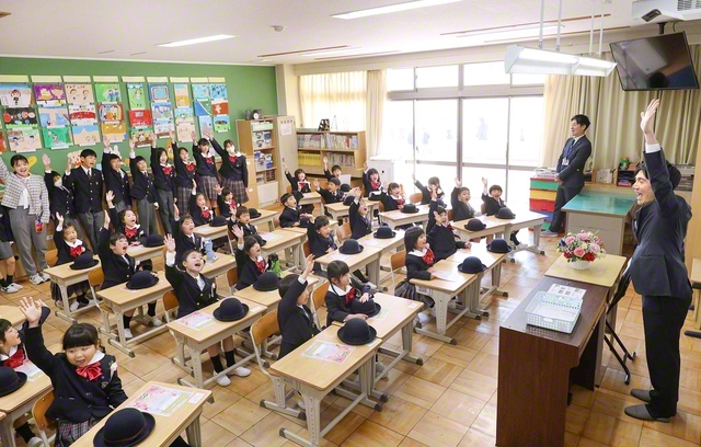 「はーい！」――関西小49期の1年生が、元気いっぱいの返事。ワクワク、ドキドキの小学校生活に胸を膨らませる