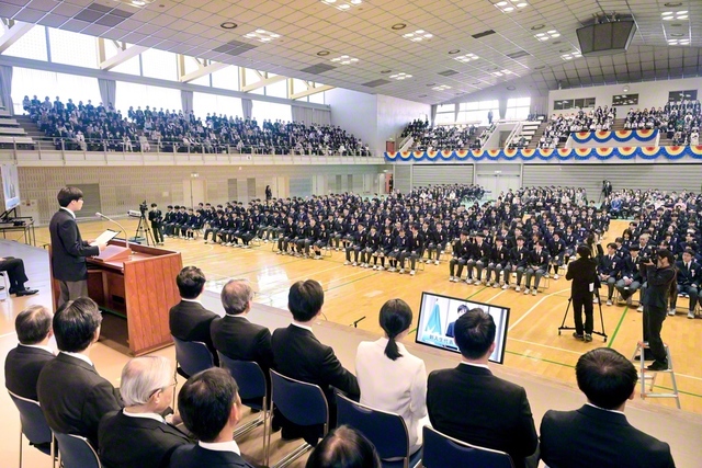 東京・創価高校59期生の入学式。世界に羽ばたく使命を胸に、百折不撓の負けじ魂で勝利の青春を誓い合った（創価学園・池田中央体育館で）