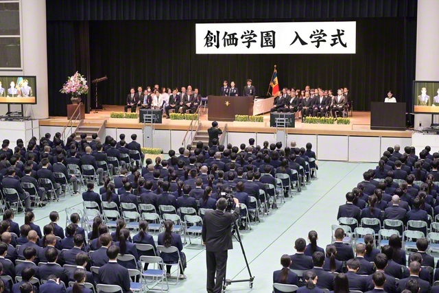 “私たちが平和と人道の世紀を開きます！”――関西創価高校54期生の入学式では新入生の代表が力強く決意を述べた（関西創価学園・池田講堂で）